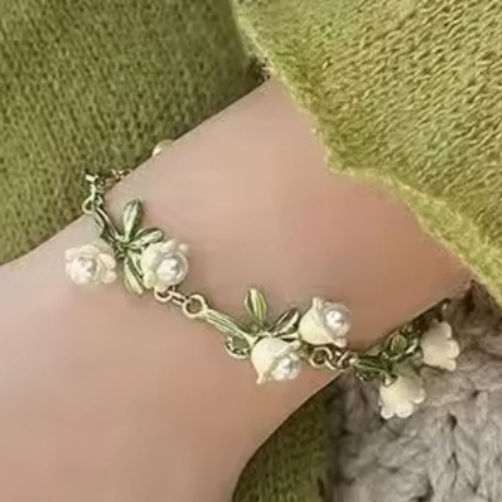 NWT  Delicate Bracelet Enamel & Freshwater Pearls w gold plated links.